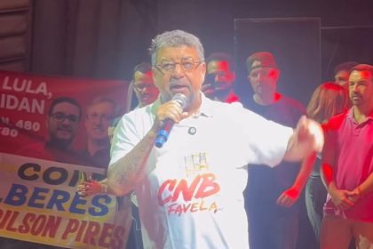 Washington Quaquá discursa no lançamento de sua candidatura a presidente nacional do PT: com o Circo Voador lotado, foram lançadas também as candidaturas de Diego Zeidan a presidente estadual e de Alberes Lima a municipal