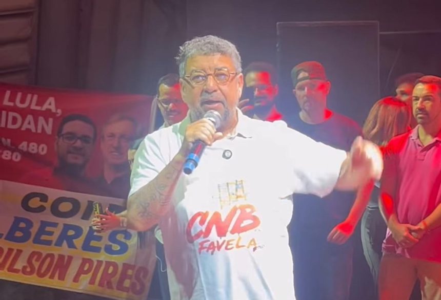 Washington Quaquá discursa no lançamento de sua candidatura a presidente nacional do PT: com o Circo Voador lotado, foram lançadas também as candidaturas de Diego Zeidan a presidente estadual e de Alberes Lima a municipal