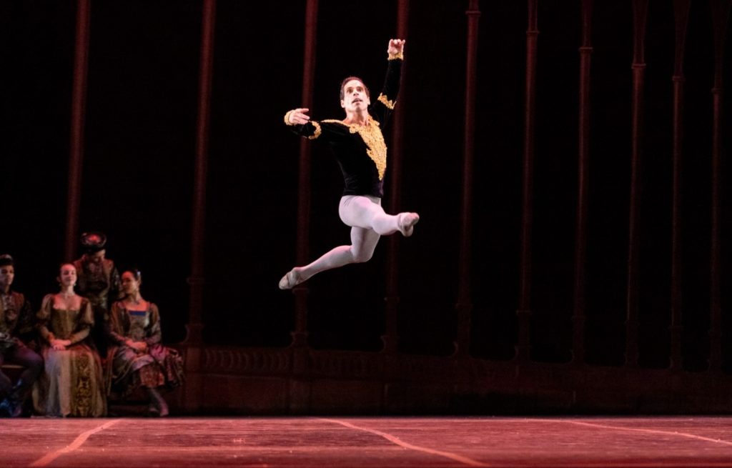 Theatro Municipal tem 90% dos bailarinos do Lago dos Cisnes formados na Escola Maria Olenewa