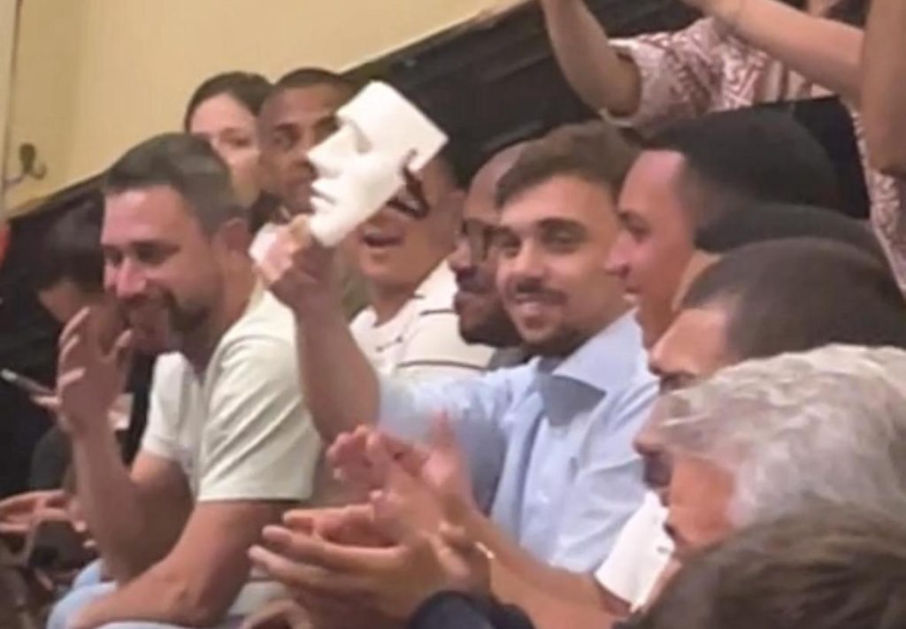 Fogo no palácio: Diego Vaz provoca Rogério Amorim e surge mascarado na Câmara 62 Fogo no palácio: Diego Vaz rebate Rogério Amorim e surge mascarado na Câmara