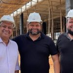 O deputado federal Max Lemos (PDT) em Santo Antônio de Pádua, com o prefeito Paulinho da Refrigeração (MDB): périplo pelos municípios do Noroeste Fluminense em pré-campanha por Rodrigo Bacellar ao governo do estado