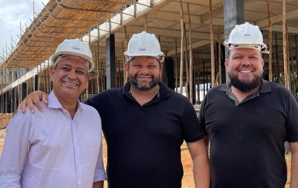 O deputado federal Max Lemos (PDT) em Santo Antônio de Pádua, com o prefeito Paulinho da Refrigeração (MDB): périplo pelos municípios do Noroeste Fluminense em pré-campanha por Rodrigo Bacellar ao governo do estado