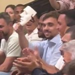 O secretário de Defesa do Consumidor, João Pires, com a máscara nas mãos: aliados do prefeito Eduardo Paes (PSD) foram, ontem, à Câmara do Rio provocar o vereador Rogério Amorim (PL)