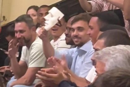 O secretário de Defesa do Consumidor, João Pires, com a máscara nas mãos: aliados do prefeito Eduardo Paes (PSD) foram, ontem, à Câmara do Rio provocar o vereador Rogério Amorim (PL)