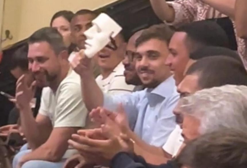 O secretário de Defesa do Consumidor, João Pires, com a máscara nas mãos: aliados do prefeito Eduardo Paes (PSD) foram, ontem, à Câmara do Rio provocar o vereador Rogério Amorim (PL)