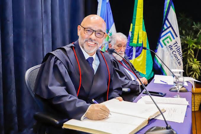 O presidente do Tribunal de Contas do Estado (TCE), Márcio Pacheco, comunicou oficialmente, hoje, a aposentadoria de José Maurício Nolasco