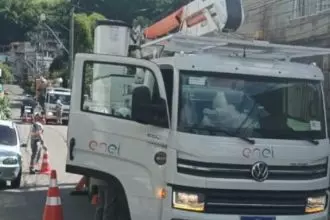 Enel remove 'gatos' de energia em galpão e casas de São Gonçalo