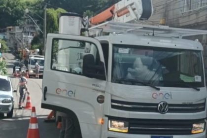 Enel remove 'gatos' de energia em galpão e casas de São Gonçalo
