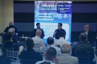 Marcos Saceanu, presidente da Ademi-RJ, apresenta os números que mostram o mercado imobiliário aquecido no primeiro trimestre de 2025, com o aumento de 8,6% nas vendas