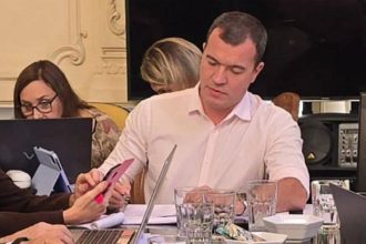 O vereador Rafael Aloisio Freitas (PSD) assina, com Rosa Fernandes (PSD), Tânia Bastos (Republicanos) e Vitor Hugo (MDB), a emenda à lei da mais-valia que proíbe a recomposição de quadra no Grajaú e na Ilha do Governador