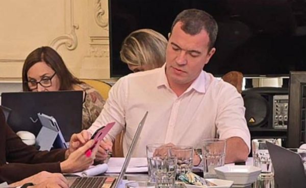 O vereador Rafael Aloisio Freitas (PSD) assina, com Rosa Fernandes (PSD), Tânia Bastos (Republicanos) e Vitor Hugo (MDB), a emenda à lei da mais-valia que proíbe a recomposição de quadra no Grajaú e na Ilha do Governador
