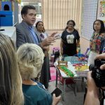 O vereador Paulo Messina (PL) em inspeção no Espaço de Desenvolvimento Infantil Deputado Pedro Fernandes Filho, na Fazenda Botafogo: apesar de ter 12 alunos incluídos., não há um único mediador na unidade