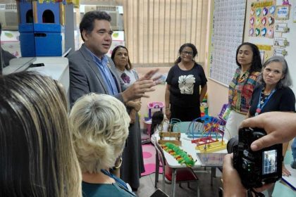 O vereador Paulo Messina (PL) em inspeção no Espaço de Desenvolvimento Infantil Deputado Pedro Fernandes Filho, na Fazenda Botafogo: apesar de ter 12 alunos incluídos., não há um único mediador na unidade