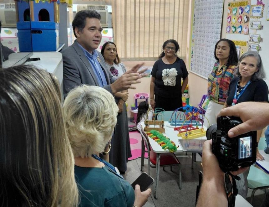 O vereador Paulo Messina (PL) em inspeção no Espaço de Desenvolvimento Infantil Deputado Pedro Fernandes Filho, na Fazenda Botafogo: apesar de ter 12 alunos incluídos., não há um único mediador na unidade