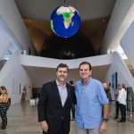 O prefeito Eduardo Paes (PSD) e o presidente da Embratur, Marcelo Freixo (PT), na abertura do Visit Brasil Summit, no Museu de Amanhã: brincadeiras sobre quem vai se apesentar no próximo megashow de Copacabana