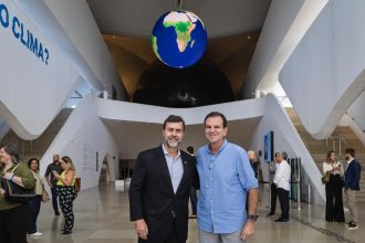 O prefeito Eduardo Paes (PSD) e o presidente da Embratur, Marcelo Freixo (PT), na abertura do Visit Brasil Summit, no Museu de Amanhã: brincadeiras sobre quem vai se apesentar no próximo megashow de Copacabana