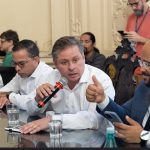 O vereador petista Felipe Pires levou um puxão de orelhas dos colegas e pediu desculpas a Rogério Amorim, no colégio de líderes da Câmara do Rio, nesta terça-feira (20)