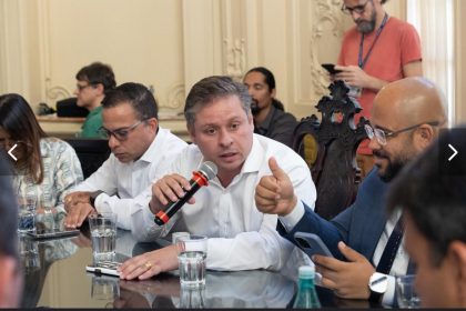 O vereador petista Felipe Pires levou um puxão de orelhas dos colegas e pediu desculpas a Rogério Amorim, no colégio de líderes da Câmara do Rio, nesta terça-feira (20)