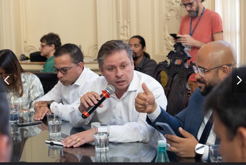 O vereador petista Felipe Pires levou um puxão de orelhas dos colegas e pediu desculpas a Rogério Amorim, no colégio de líderes da Câmara do Rio, nesta terça-feira (20)