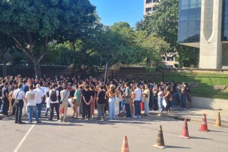 Manifestação de médicos deixa clínicas das famílias sem 70% funcionários