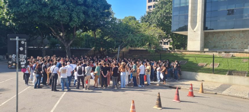 Manifestação de médicos deixa clínicas das famílias sem 70% funcionários