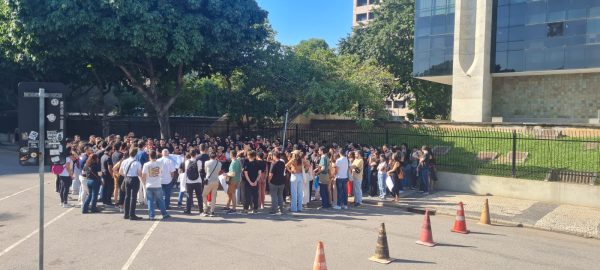 Manifestação de médicos deixa clínicas das famílias sem 70% funcionários
