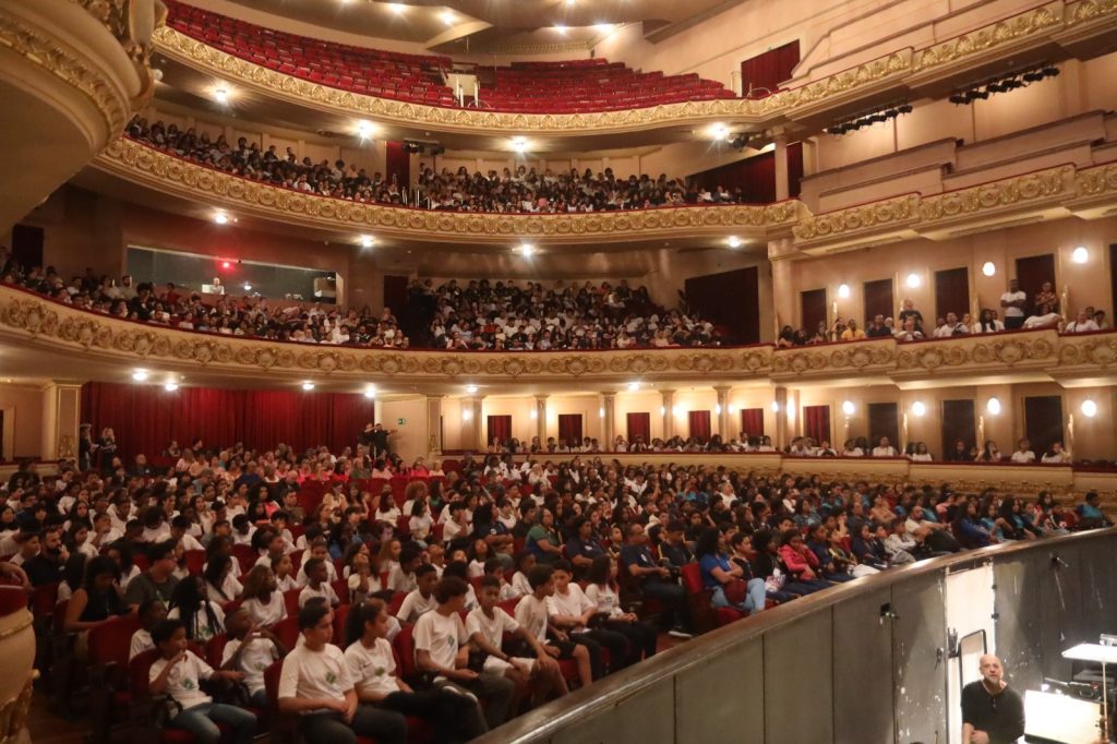 Theatro Municipal recebe 1,5 mil alunos para apresentação do Lago dos Cisnes