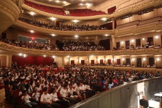 Theatro Municipal recebe 1,5 mil alunos para apresentação do Lago dos Cisnes