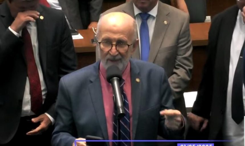 O líder do PSD na Assembleia Legislativa, Luiz Paulo, encaminha o voto favorável à indicação de Thiago Pampolha ao Tribunal de Contas od Estado, apesar de a nomeação do vice-governador atrapalhar os planos eleitorais do prefeito Eduardo Paes