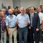 O presidente nacional do Cidadania, Comte Bittencourt, dá as boas-vindas ao grupo de ex-tucanos recém filiados ao partido