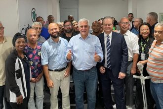 O presidente nacional do Cidadania, Comte Bittencourt, dá as boas-vindas ao grupo de ex-tucanos recém filiados ao partido