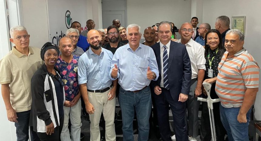 O presidente nacional do Cidadania, Comte Bittencourt, dá as boas-vindas ao grupo de ex-tucanos recém filiados ao partido