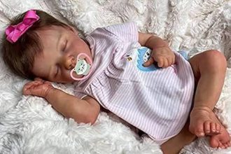 Bebê reborn: vereador apresenta projeto para obrigar a identificar os bonecos hiper-realistas com cartazes, para evitar que eles sejam confundidos com crianças reais
