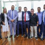 Caravana de prefeitos no beija-mão de Rodrigo Bacellar: da esquerda para a direita, André Gonçalves; a prefeita Yara Cinthia, de São Francisco de Itabapoana; o deputado Thiago Rangel (PMB); Serginho Cyrilo (PL), de Bom Jesus do Itapaboana; o presidente da Alerj, Rodrigo Bacellar (União); Netinho do Dinésio, de Laje do Muriaé; Léo Pelanca (PL), de Italva; de deputado Vítor Júnior (PDT).