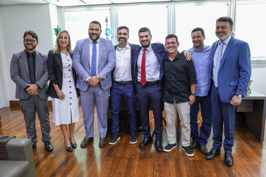 Caravana de prefeitos no beija-mão de Rodrigo Bacellar: da esquerda para a direita, André Gonçalves; a prefeita Yara Cinthia, de São Francisco de Itabapoana; o deputado Thiago Rangel (PMB); Serginho Cyrilo (PL), de Bom Jesus do Itapaboana; o presidente da Alerj, Rodrigo Bacellar (União); Netinho do Dinésio, de Laje do Muriaé; Léo Pelanca (PL), de Italva; de deputado Vítor Júnior (PDT).