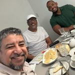 O prefeito de Maricá Washington Quaquá, num café da manhã com o presidente da Câmara, Aldair de Linda, e seu filho Alisson, no início de abril: tretas recentes colocaram os dois políticos em campos opostos