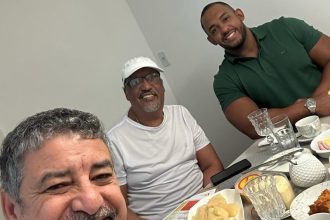 O prefeito de Maricá Washington Quaquá, num café da manhã com o presidente da Câmara, Aldair de Linda, e seu filho Alisson, no início de abril: tretas recentes colocaram os dois políticos em campos opostos