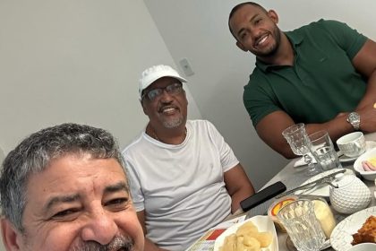 O prefeito de Maricá Washington Quaquá, num café da manhã com o presidente da Câmara, Aldair de Linda, e seu filho Alisson, no início de abril: tretas recentes colocaram os dois políticos em campos opostos