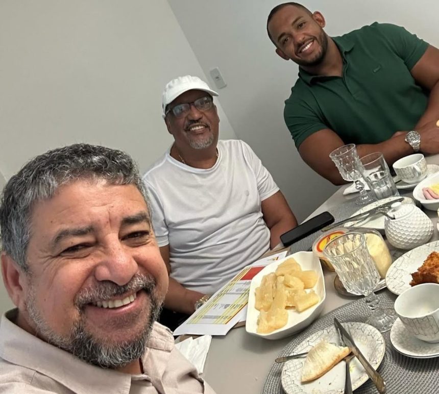 O prefeito de Maricá Washington Quaquá, num café da manhã com o presidente da Câmara, Aldair de Linda, e seu filho Alisson, no início de abril: tretas recentes colocaram os dois políticos em campos opostos