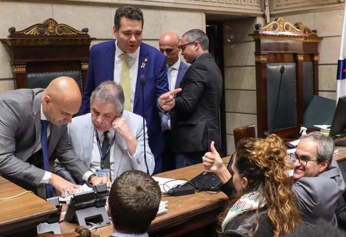 Líder do governo Paes, Márcio Ribeiro (PSD) conta e reconta, mas no fim das contas as 17 assinaturas de apoio à emenda de Paulo Messina (PL) tiraram de pauta o