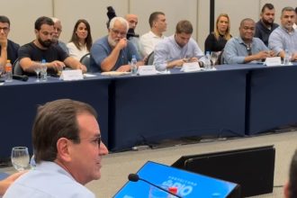 O prefeito Eduardo Paes (PSD), na mais recente reunião com sua equipe, no último domingo (18): colaboradores mais próximos foram avisados sobre os planos de uma reforma do secretariado ao fim do recesso de meio do ano