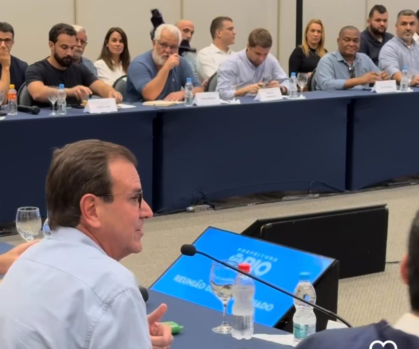 O prefeito Eduardo Paes (PSD), na mais recente reunião com sua equipe, no último domingo (18): colaboradores mais próximos foram avisados sobre os planos de uma reforma do secretariado ao fim do recesso de meio do ano