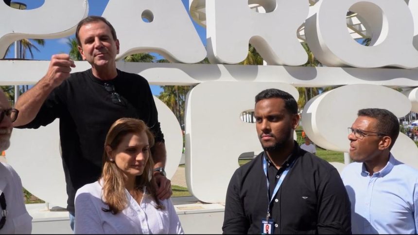 O prefeito Eduardo Paes e a mulher, Cristine, com o deputado federal Otoni de Paula e o secretário Otoni de Paula Filho, na festa organizada pela Secretaria de Cidadania e Família: pasta recém-criada, que tinha um orçamento mínimo, recebeu um impulsionamento de 2.392% em quatro meses