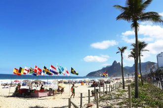 As bandeiras fincadas nas areias passam a ser proibidas pelas novas regras que passam a vigorar na orla do Rio a partir do dia 1º: prefeito convoca vereadores, quiosqueiros e barraqueiros para discutir as medidas mais polêmicas