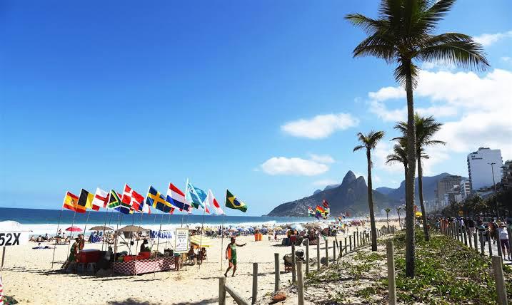 As bandeiras fincadas nas areias passam a ser proibidas pelas novas regras que passam a vigorar na orla do Rio a partir do dia 1º: prefeito convoca vereadores, quiosqueiros e barraqueiros para discutir as medidas mais polêmicas