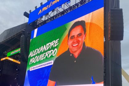 A imagem de Alexandre Isquierdo no telão dos shows que encerraram a Marcha para Jesus, no último sábado (24): o atual secretário estadual de Envelhecimento Saudável será o candidato de Silas Malafaia a deputado estadual em 2026