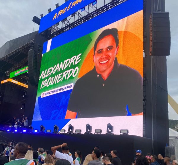 A imagem de Alexandre Isquierdo no telão dos shows que encerraram a Marcha para Jesus, no último sábado (24): o atual secretário estadual de Envelhecimento Saudável será o candidato de Silas Malafaia a deputado estadual em 2026