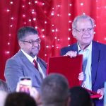 Da direita à esquerda: José Dirceu e General Pazuello recebem título de Cidadão Maricaense