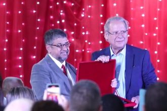 Da direita à esquerda: José Dirceu e General Pazuello recebem título de Cidadão Maricaense