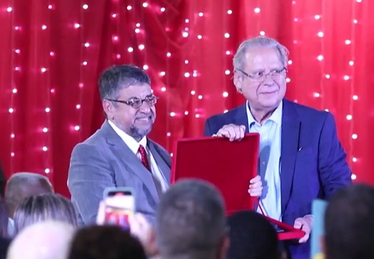 Da direita à esquerda: José Dirceu e General Pazuello recebem título de Cidadão Maricaense